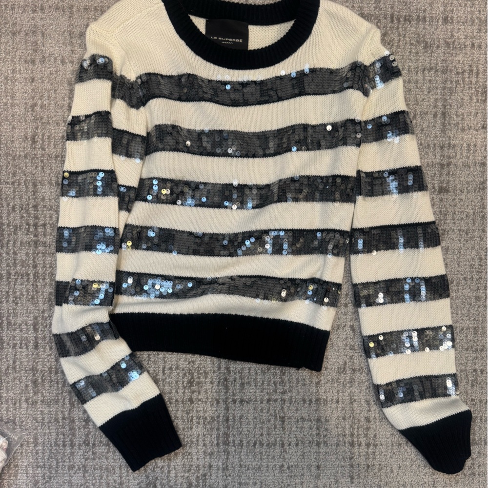 Le superbe stripped sweater with sequins on the black stripe